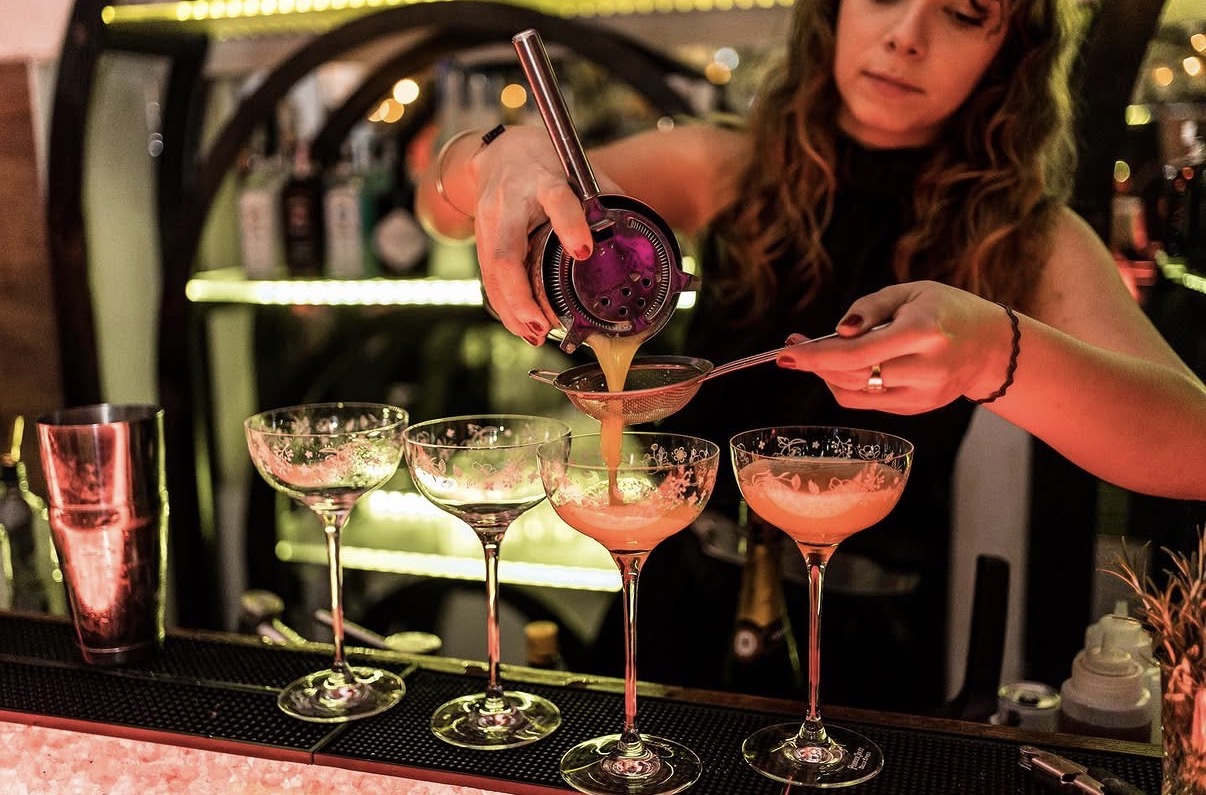 Préparation de cocktails au bar des Voûtes en soirée